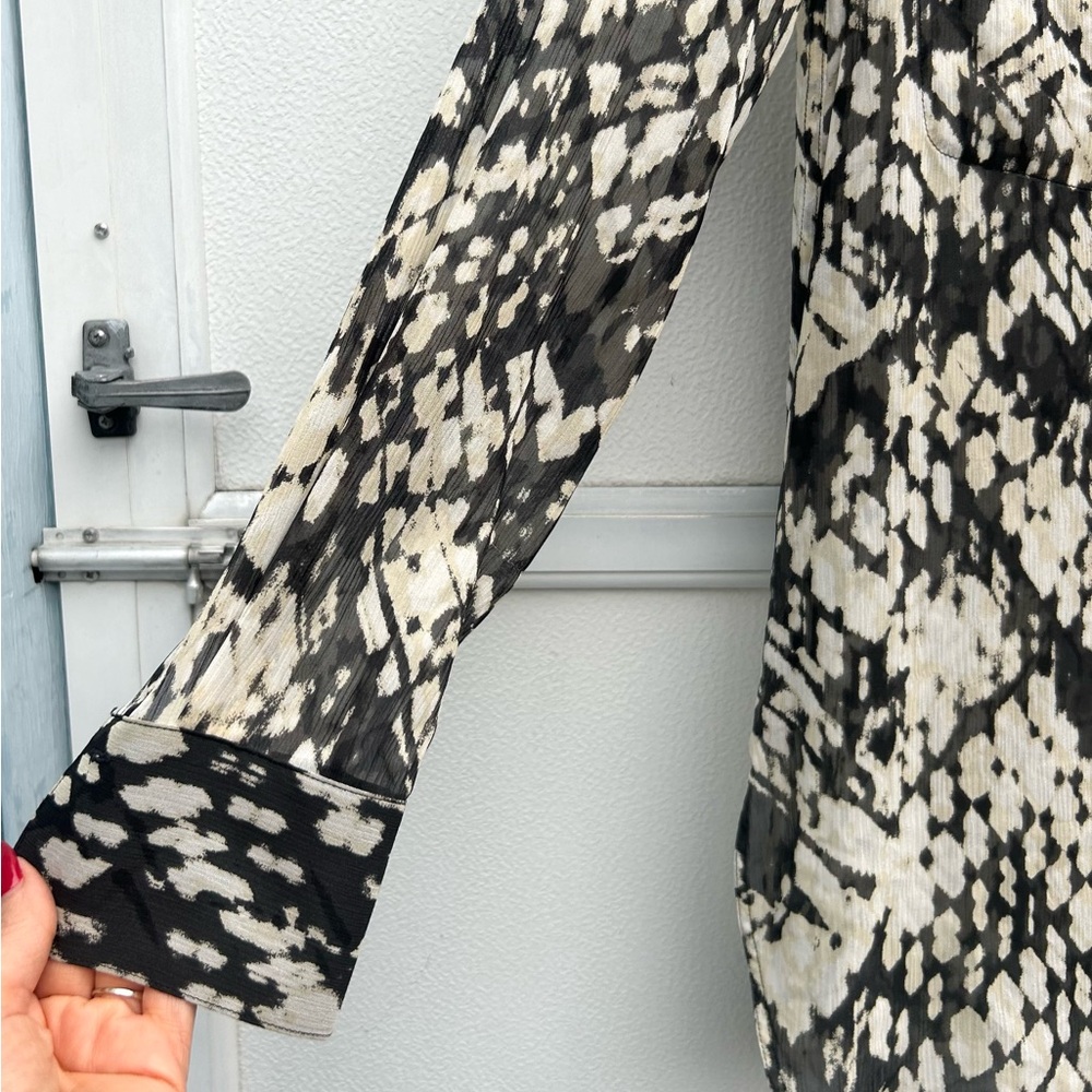 Vince Blouse Top 100% Silk Button Down Tunic Women Sz 2 Basket weave Print Sheer - Picture 6 of 14